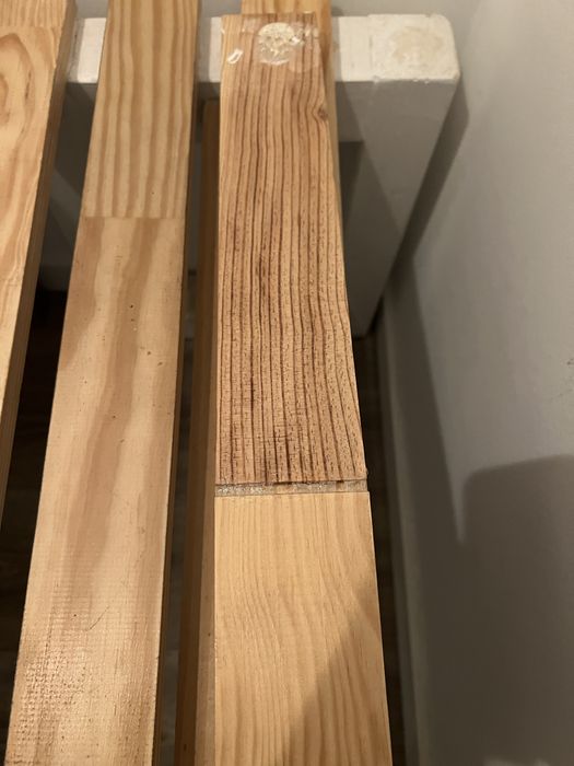 Banco de madeira (uma madeira partida)