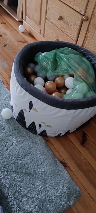 Suchy basen z kulkami