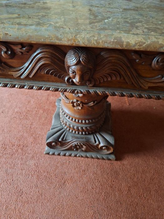 Mesinha para sala de visitas ou outros,,em mogno , toda trabalhada