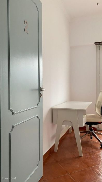 Quarto - localizado em Oeiras Lisbon