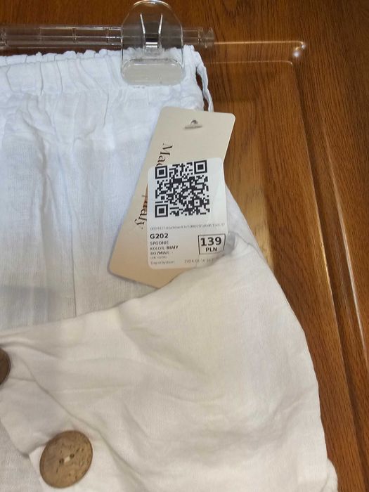 Spodnie lniane z guzikami na kieszeniach