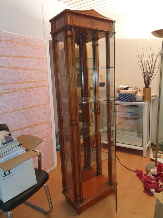 Movel/vitrine com partileiras em vidropara sala corredor