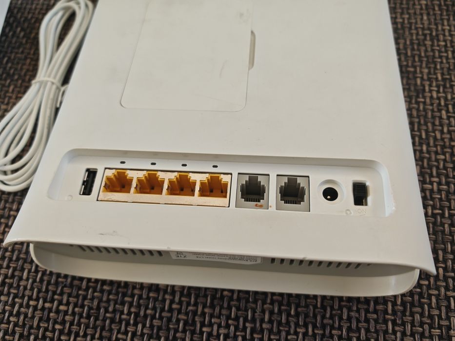 Router ZTE z modemem na kartę SIM dodatkowe anteny internet domowy