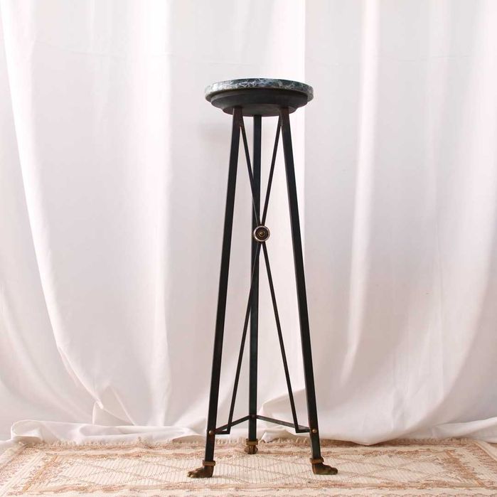 Coluna em ferro com tampo de mármore verde e patas de leão