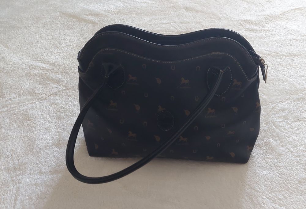 Mala preta da marca Cavalinho