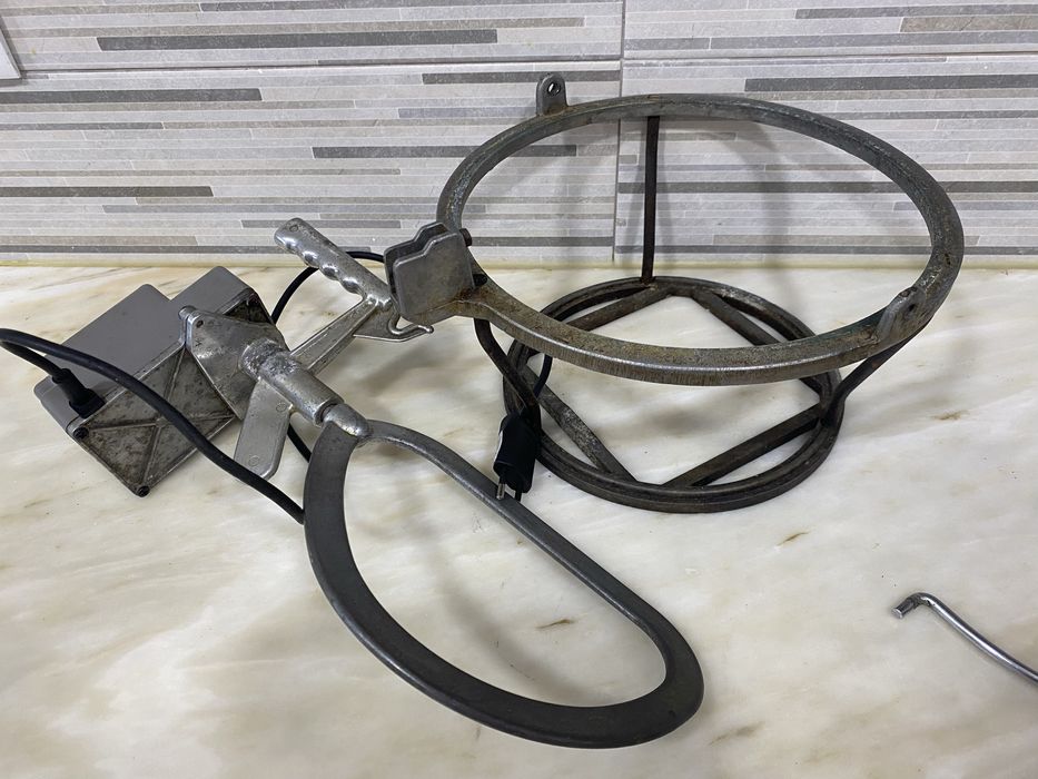 Maquina antiga de cozinha com taça de cobre