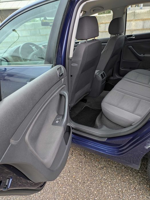 Volkswagen Golf 1.4 Gasolina — Confortável e fiável