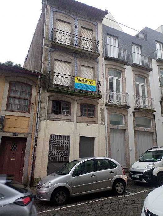 prédio na rua do almada, no porto (à camara do porto)