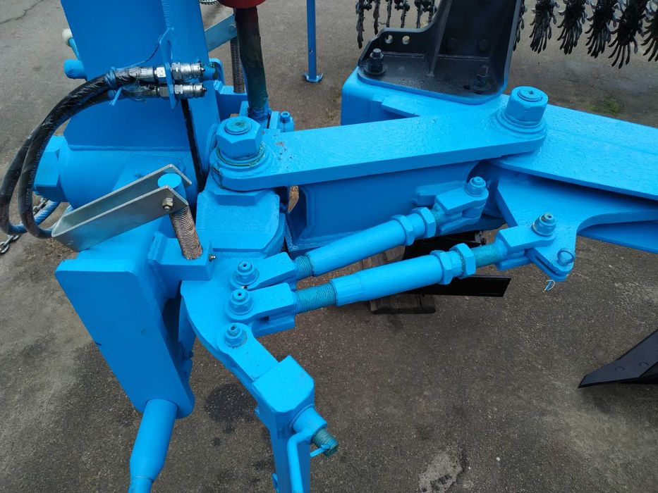 Плуг оборотний напівнавісний ПОН-4 (Уманьферммаш)