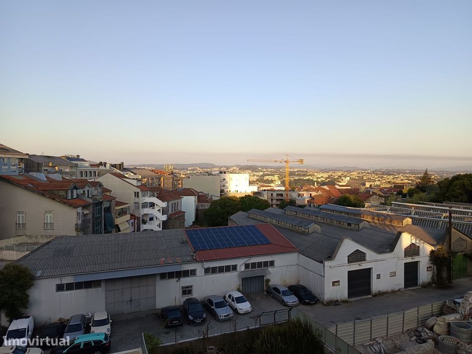 Apartamento T3 , na zona do Bonfim, com lugar de garagem e elevador.