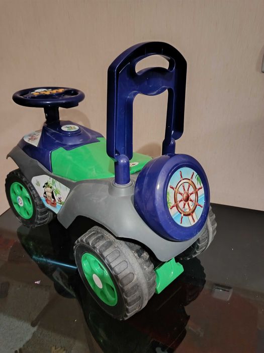 Продам машинку толокар