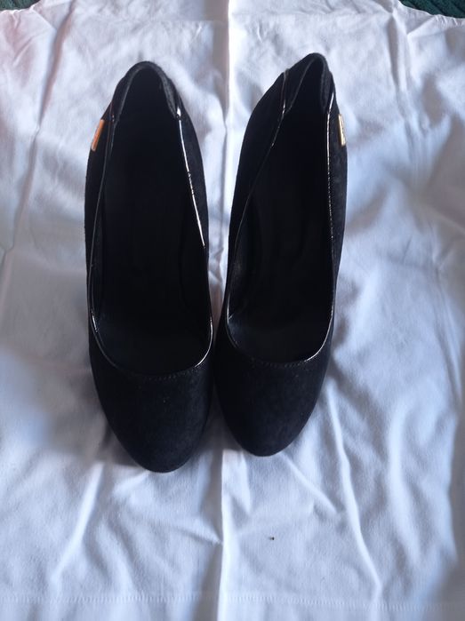 Sapatos de senhora em camurça