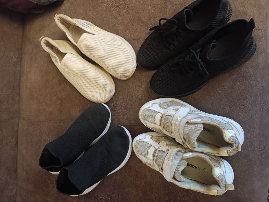 Мокасини і кросівки різних розмірів