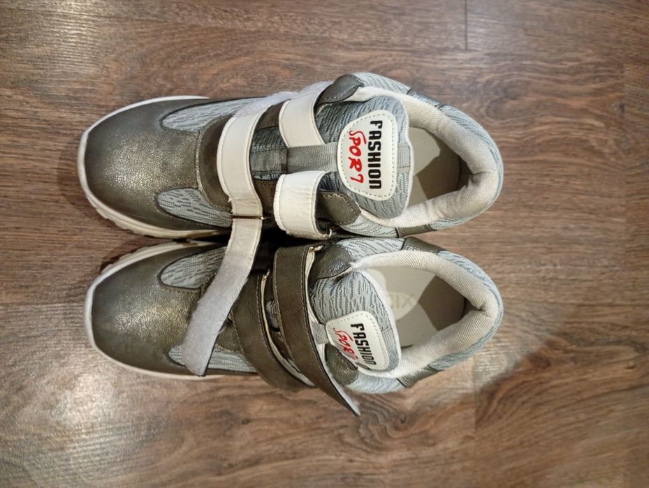 Кросівки жіночі 37 р.