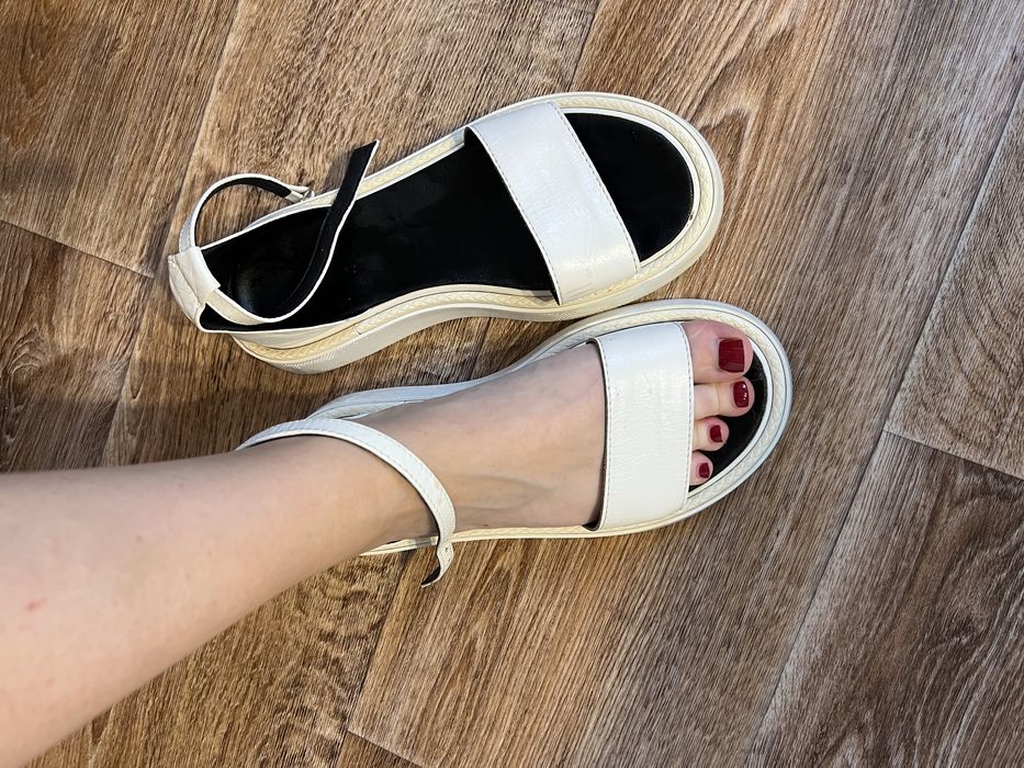 Продам босоножки