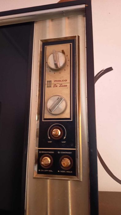 Televisor Philco de luxo  precisa de repauro do móvel exterior (peçã decorativa)