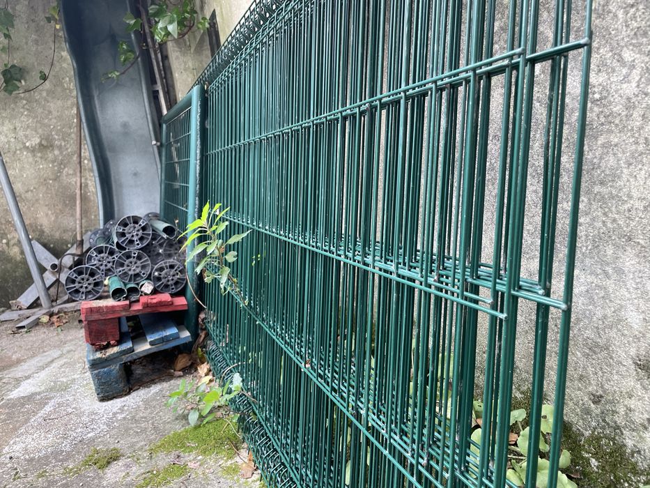 Gradeamento verde em ferro com portão