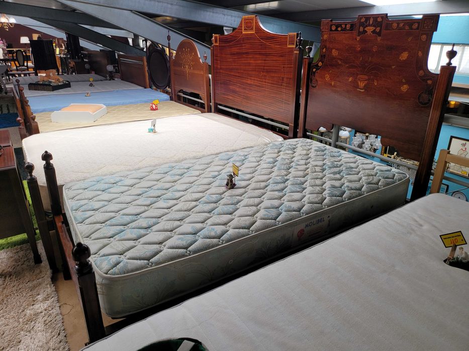 Cama de solteiro antiga em madeira maciça com estrado e colchão - ópt