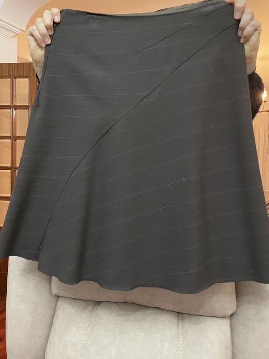 Saia castanha com riscas bordô