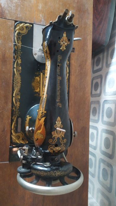 Máquina de costura Singer com mesa e gavetas