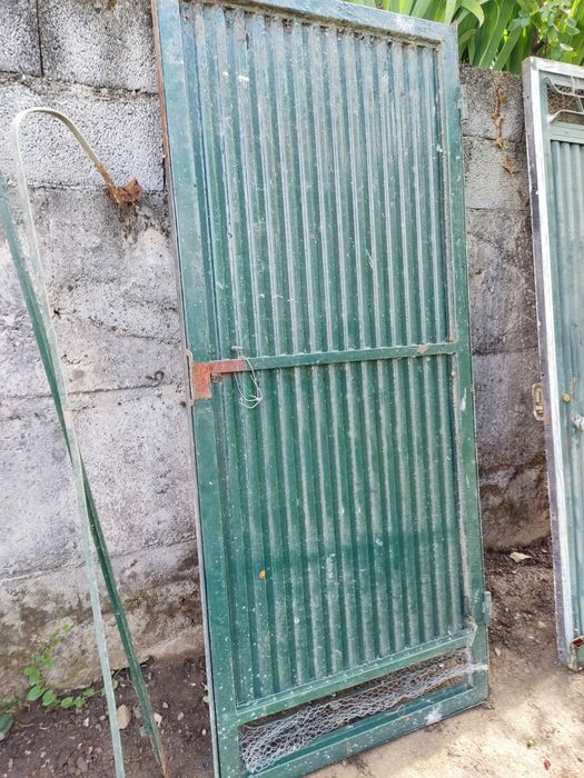 Portas de ferro com aro respetivo e fechadura