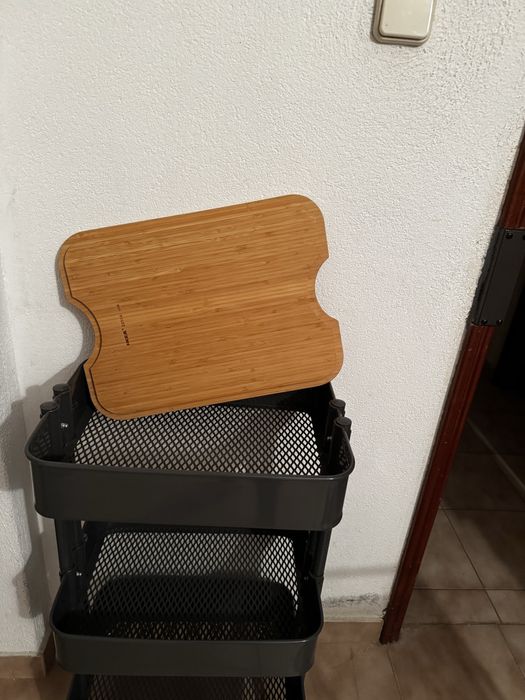 Carrinho de apoio cinza com tampa