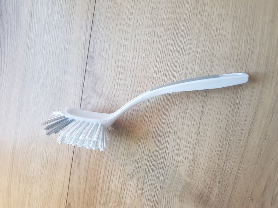 Nowa szczotka do mycia naczyń.