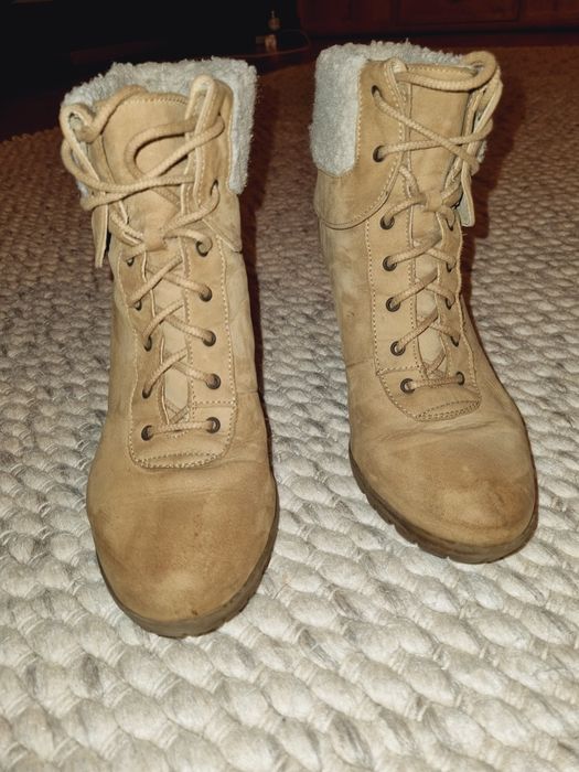 Zamszowe botki na obcasie