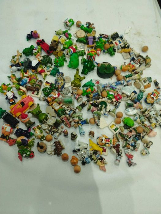 Conjunto de miniaturas de figuras ceramicas e outros materiais.