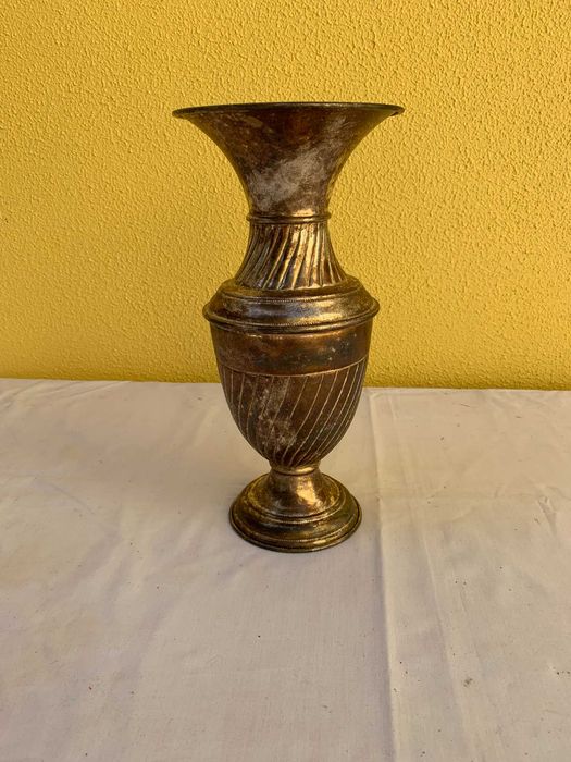 Vaso Decorativo em Metal – Estilo Clássico Vintage