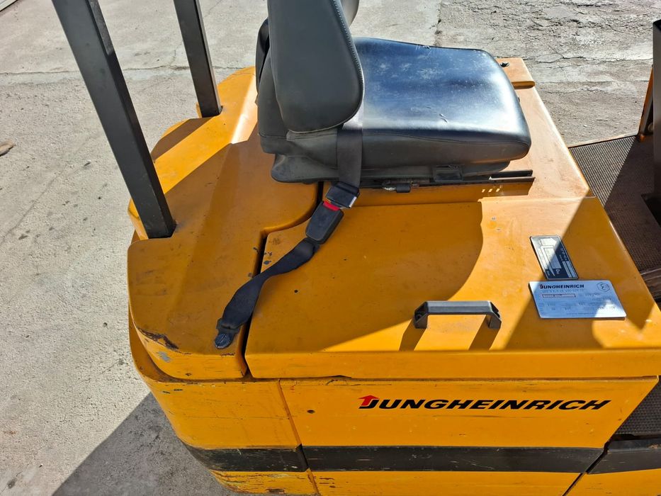 Empilhador elétrico Jungheinrich