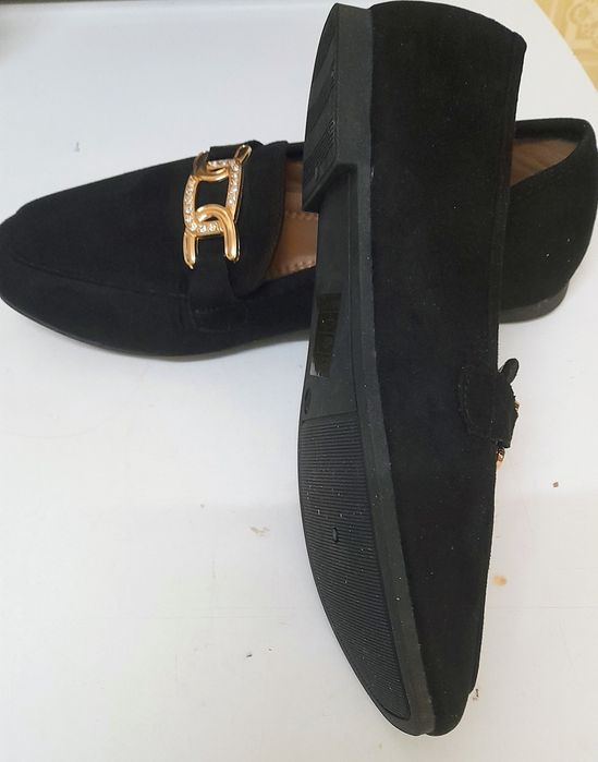 Sapatos veludo com fivela decorativa cor preto N. 37 - Novos