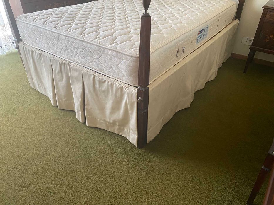 Conjunto Luxo Quarto Clássico – Colcha, Sanefa e Cortinados em Jacquard Marfim