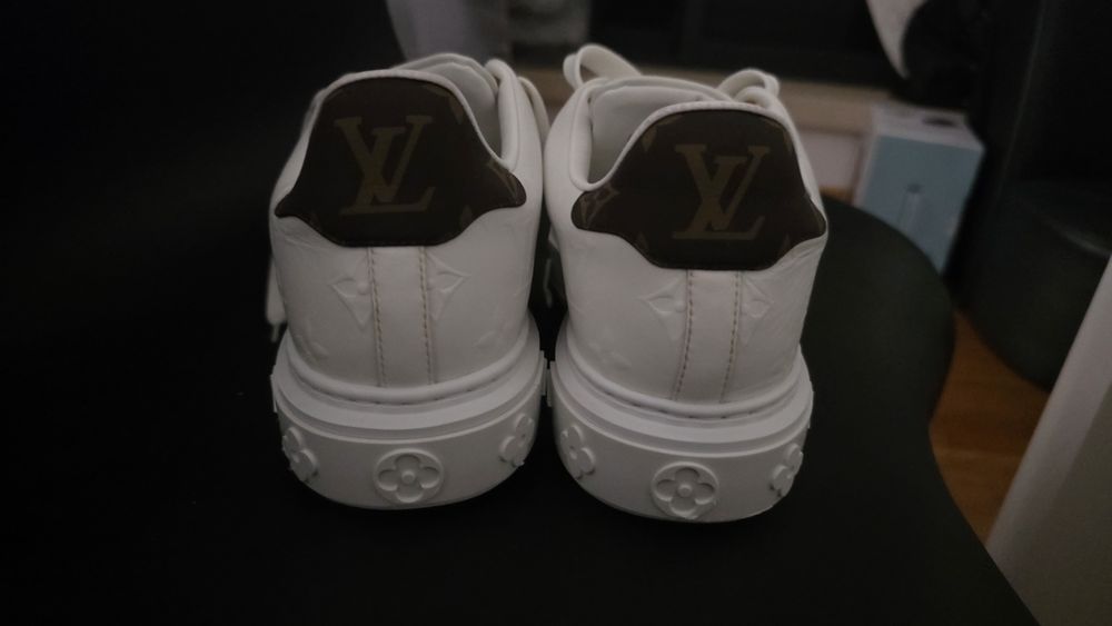 Tenis Louis Vuitton praticamente novos.