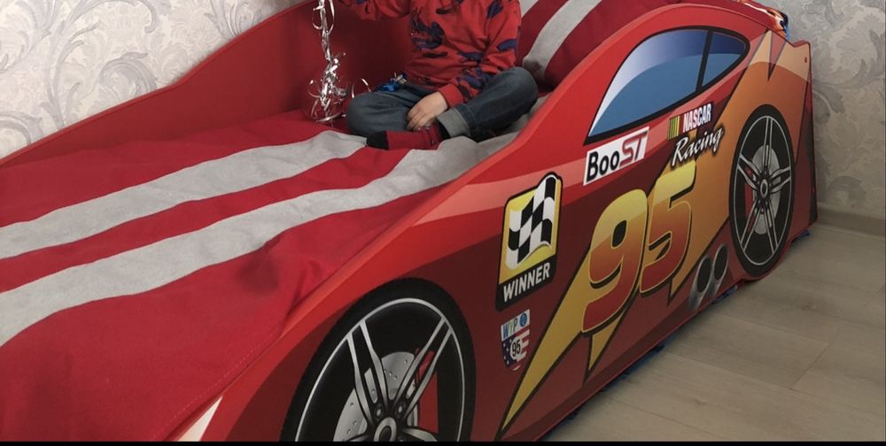 Детская кровать машинка