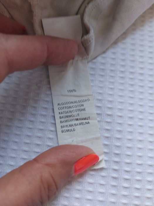 Mini-saia de Ganga Beje Caqui com bordado atrás, num tom ligeiramente
