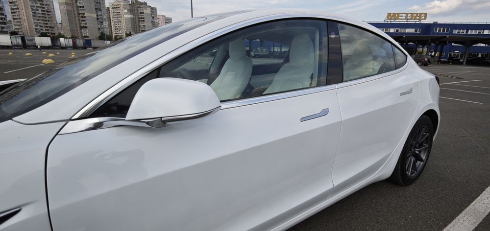Tesla model 3 ідеал безпека ціла