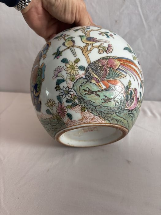 Marca Qianlong  Pote em porcelana chinesa do Século XIX, com as armas reais de Dom João V e Dona Mariana de Áustria