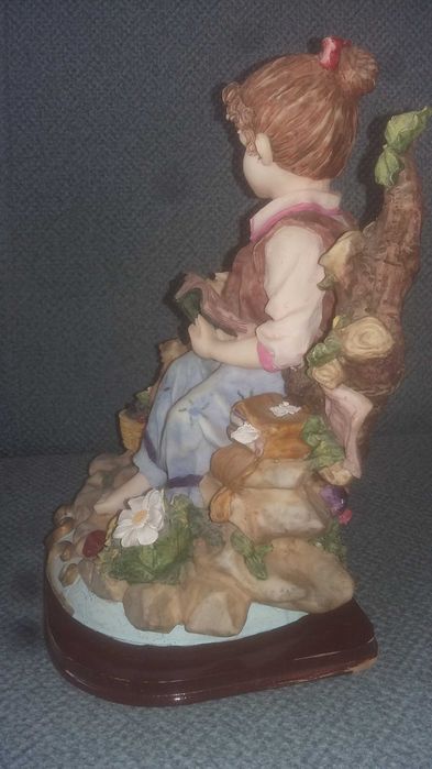 Figurka dziewczynki z książką