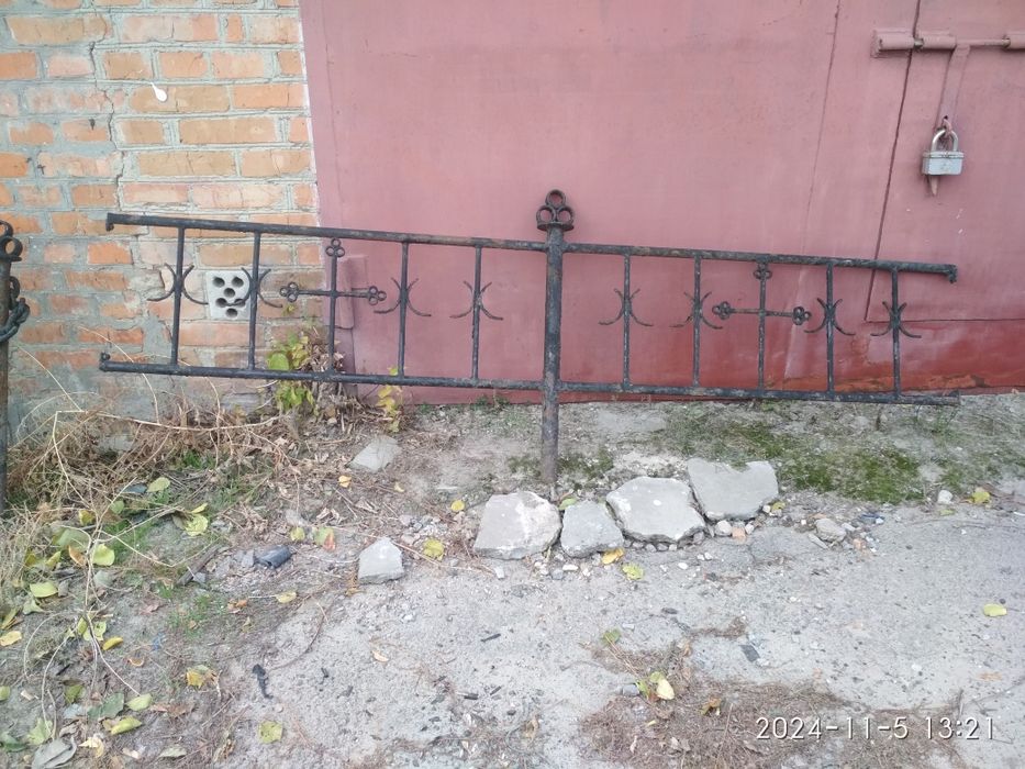 Оградка на кладбище не новая