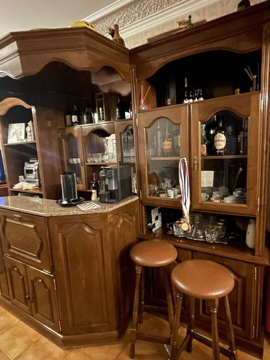 Bar rústico de sala de estar ou salão de jogos em madeira castanho