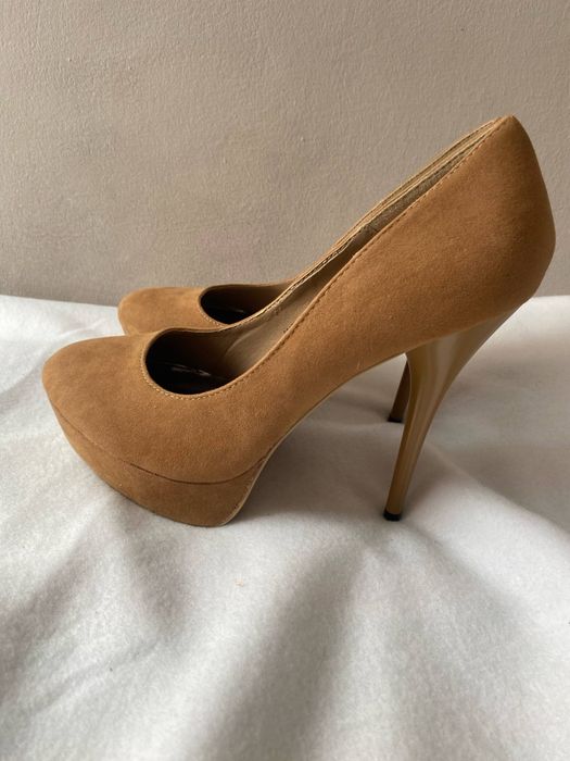 Wysokie karmelowe szpilki