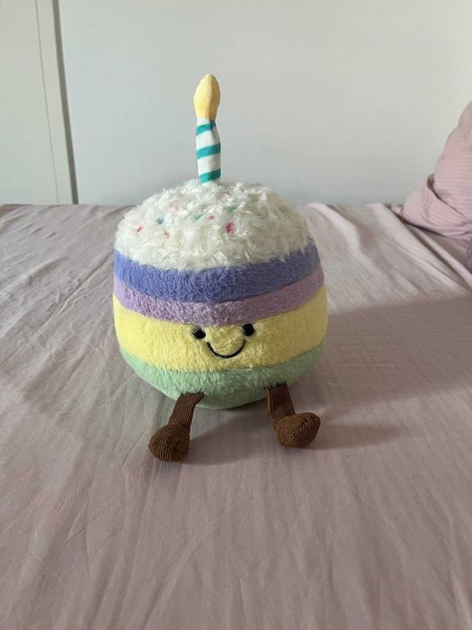 Peluche bolo de aniversário com vela e pernas, cerca de 27 cm