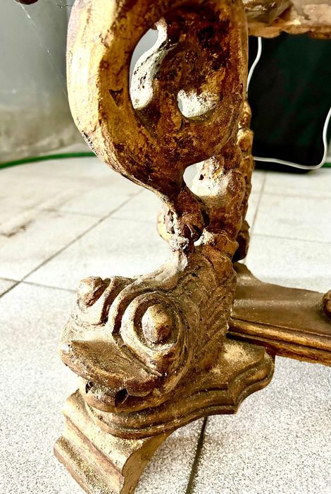 Mesa antiga em madeira e talha dourada