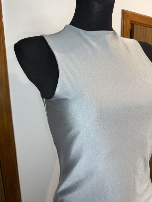 Srebrne body bez rękawów mieniące się body