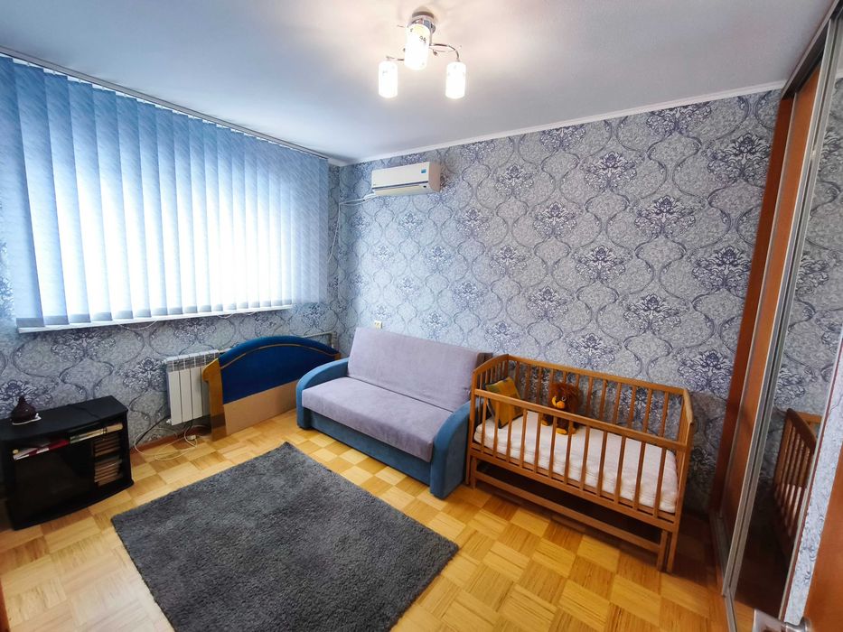 Продам 2-х кімнатну квартиру з меблями і технікою!