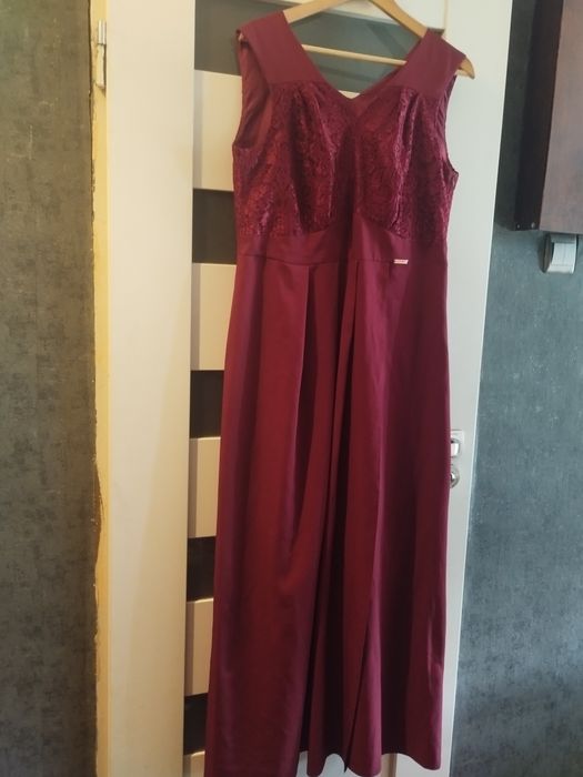 Długa bordowa suknia