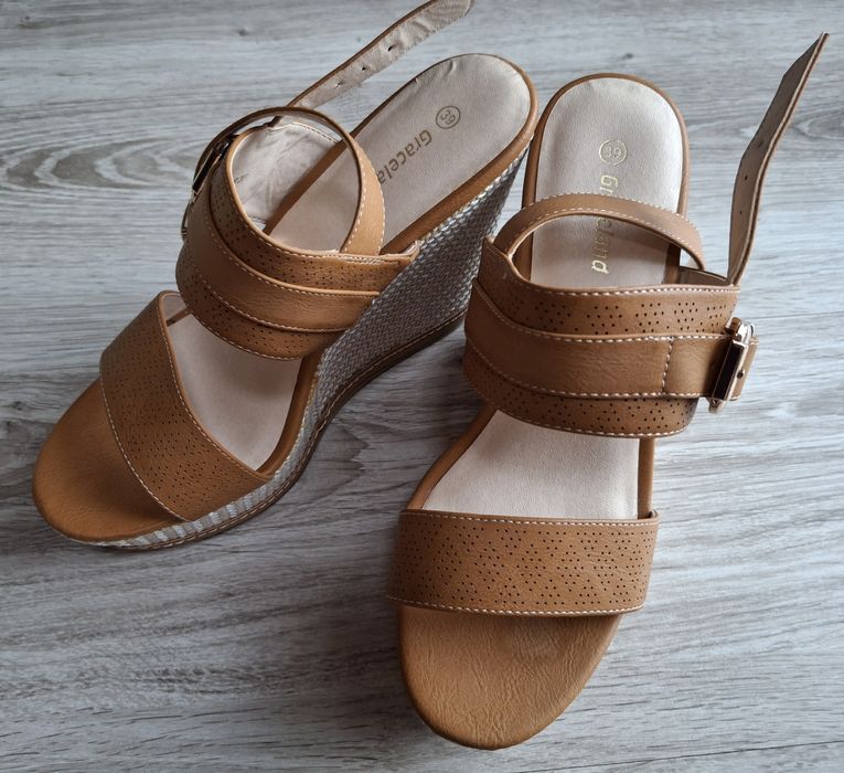 Sandały na koturnie firmy Graceland