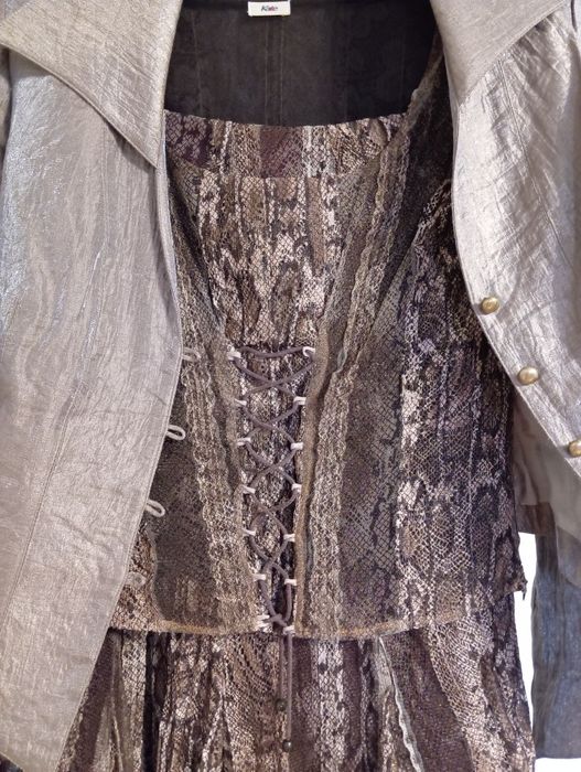 Komplet trzy częściowy: Żakiet, bluzka i spódnica