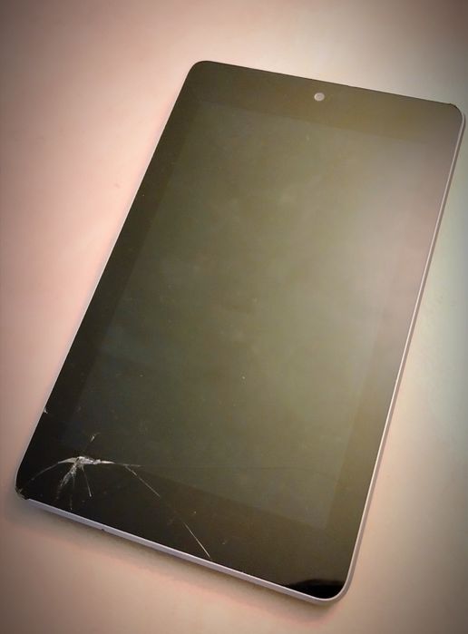 Tablets e telemóvel para peças.